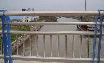 如何正確使用不銹鋼橋梁護欄的高度用水準儀